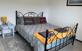 3 Bed House - Sleeps 5 - Pets - Parking - Wifi